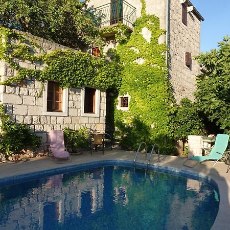 Holiday Home Villa Kastel Zrnovo Luaran gambar