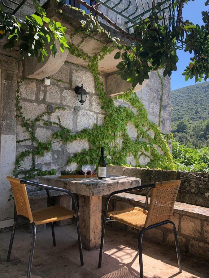 Holiday Home Villa Kastel Zrnovo Luaran gambar